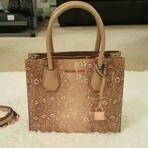 LIKE NEW Michael Kors Leather Crossbody